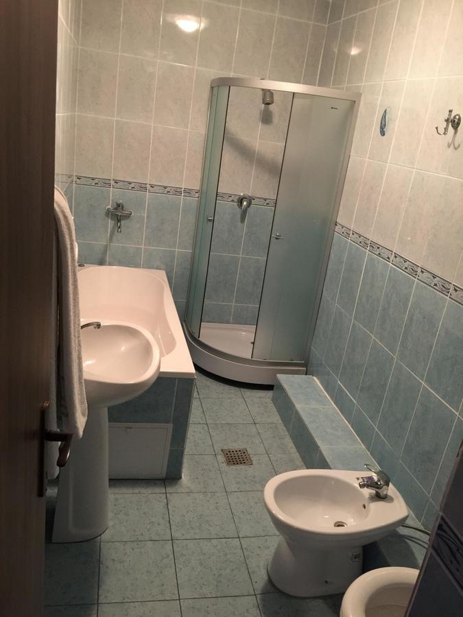 Hotel Rares Botoşani Extérieur photo