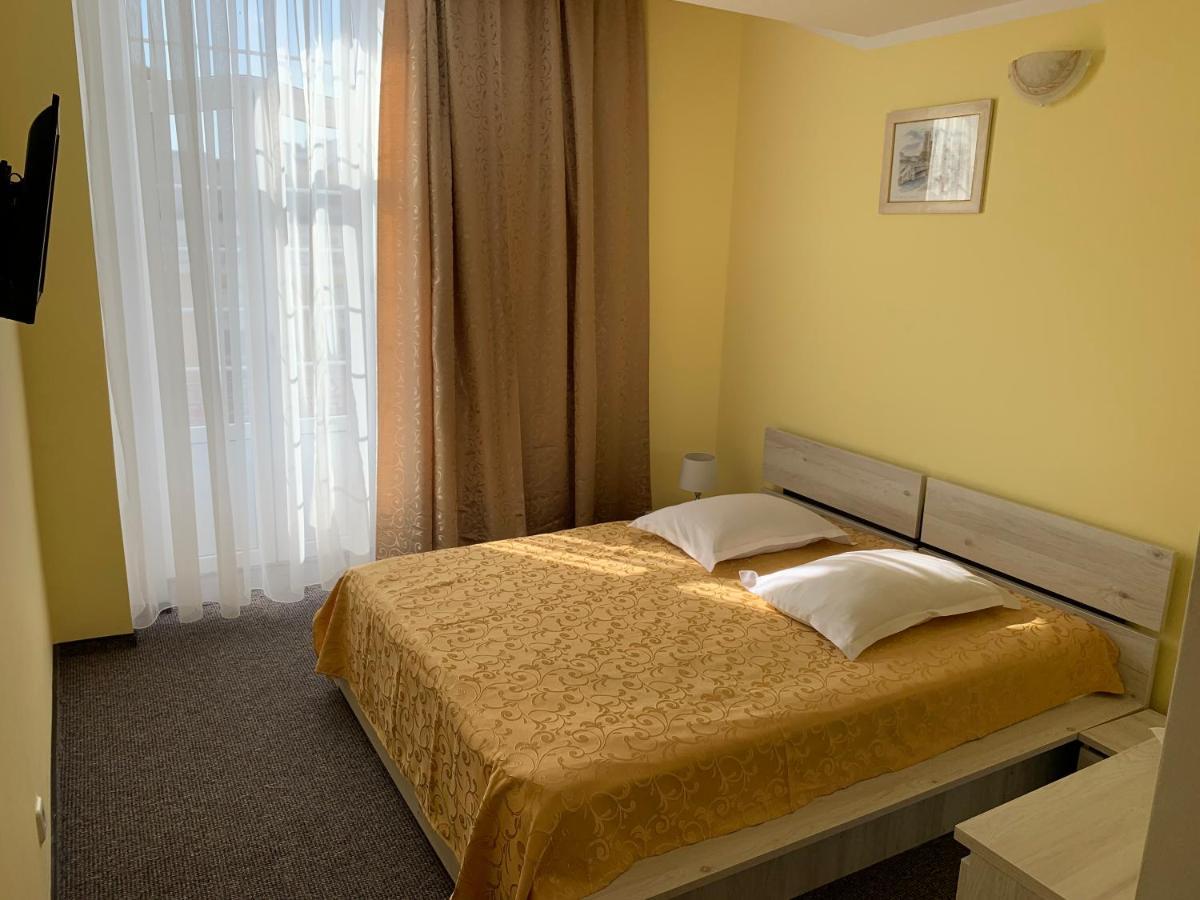 Hotel Rares Botoşani Extérieur photo