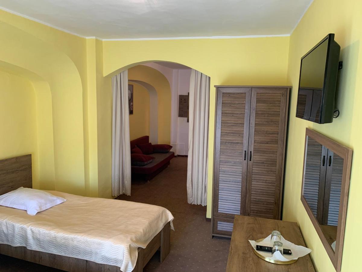 Hotel Rares Botoşani Extérieur photo