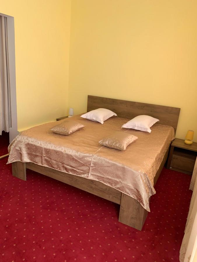 Hotel Rares Botoşani Extérieur photo