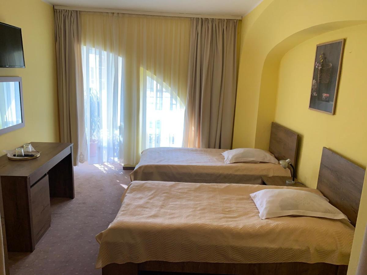 Hotel Rares Botoşani Extérieur photo
